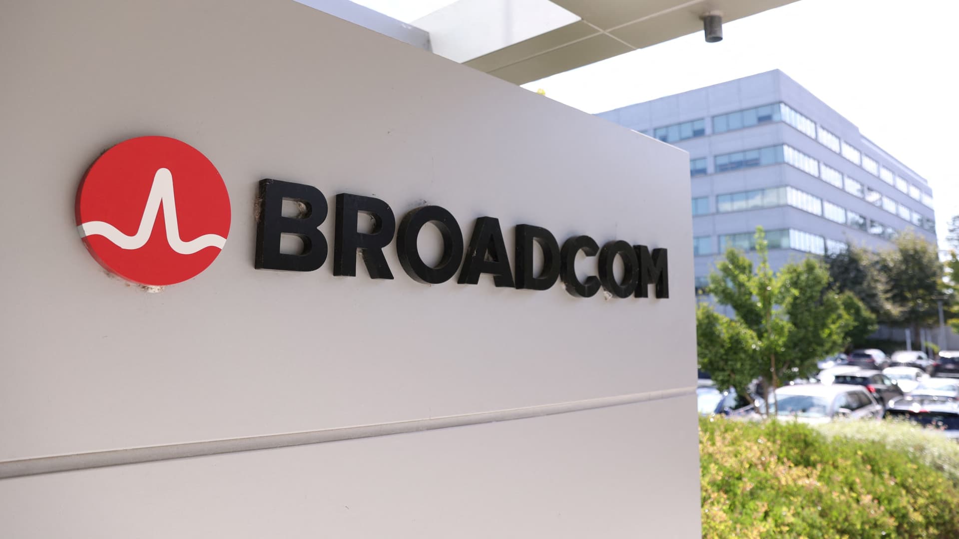 Broadcom lands big deal for its specialty chips. Wall Street sees the stock rising as much as 80%