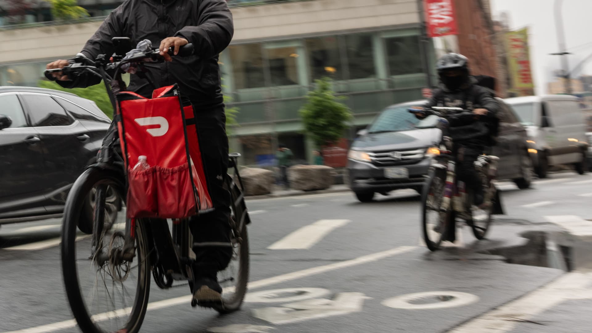 Stocks making the biggest moves midday: DoorDash, Robinhood, Broadcom, Sandisk & more