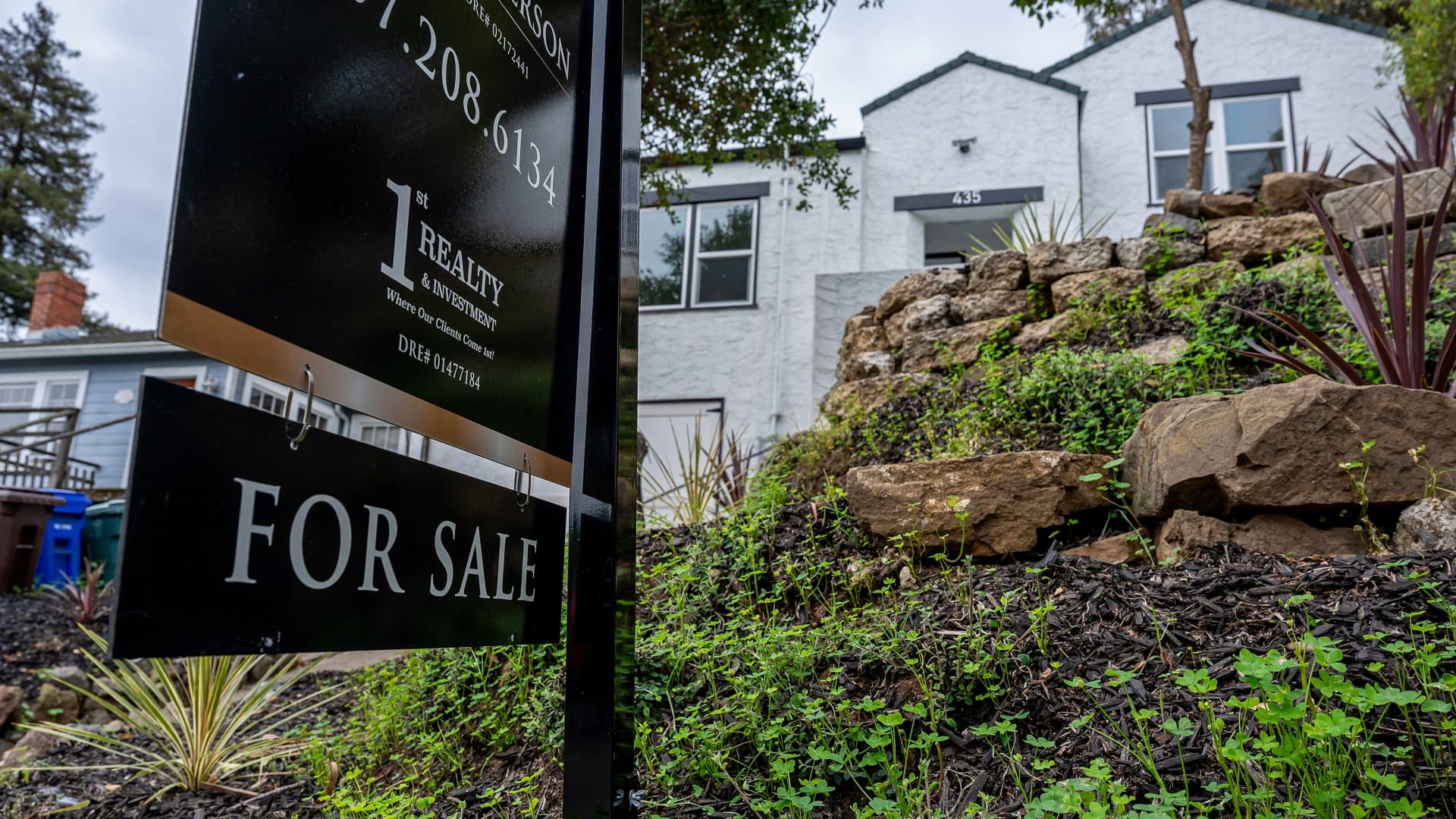 Mortgage rates sink again, and home buyers jump back in