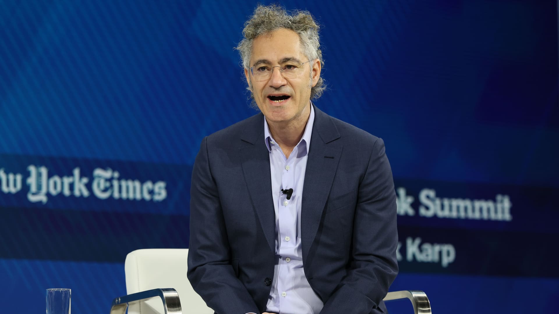 The 'lines draw themselves' and all say 'sell Palantir,' says Carter Worth