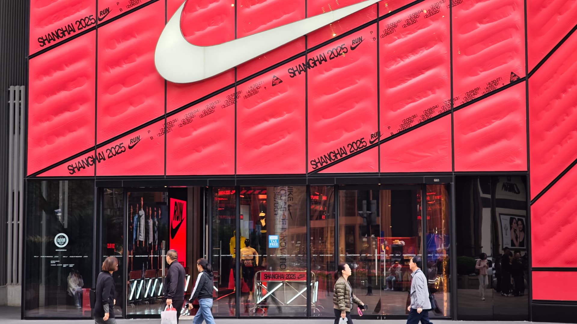 Tim Cook buys another $1 million worth of Nike shares — a much-needed vote of confidence