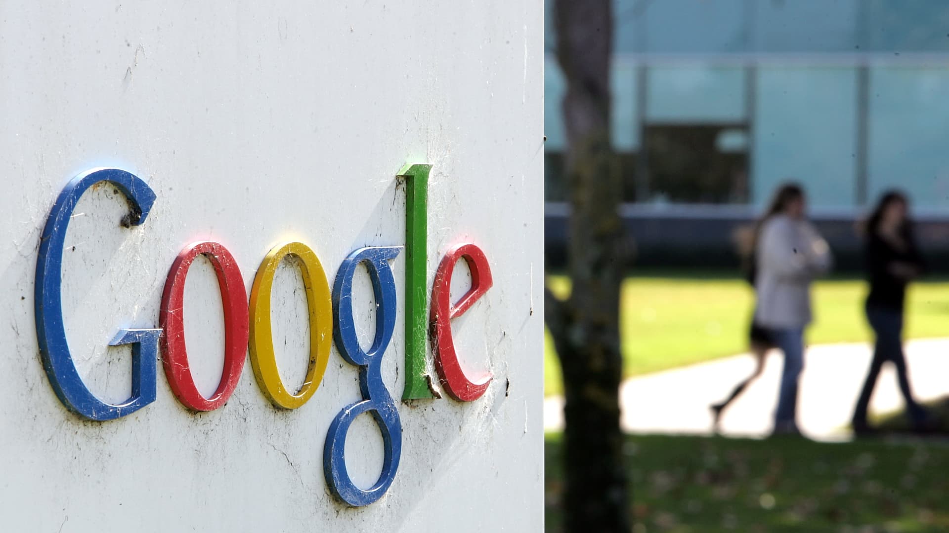 Alphabet has fallen sharply since mid-February. Trading a potential comeback with options