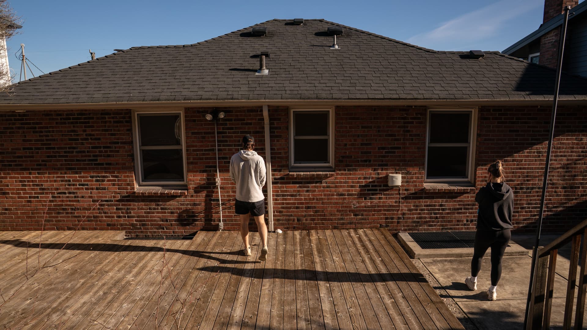 Homebuyer mortgage demand drops annually for the first time in over a year, as war fuels uncertainty