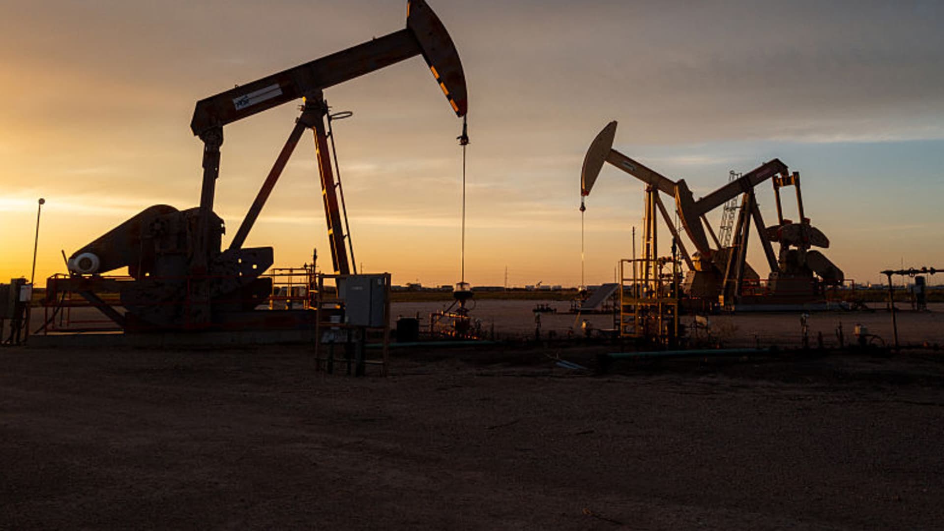 Stocks keep the rally going and oil tumbles. Here's why we have some trepidation