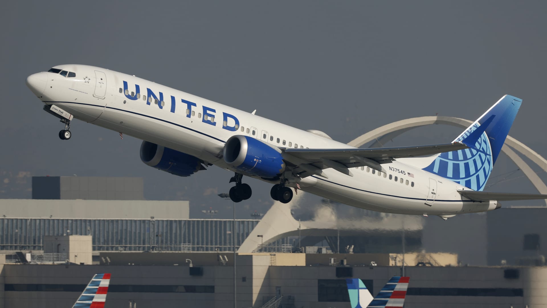 United flyers without a credit card will now earn fewer miles. Here's what's changed