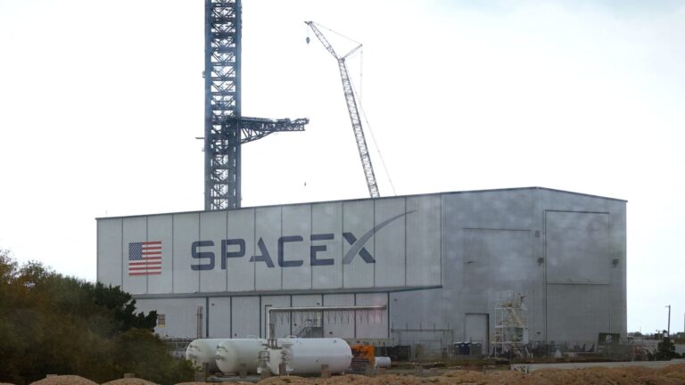 SpaceX tries to woo Wall Street with three-day analyst meeting this week, sources say