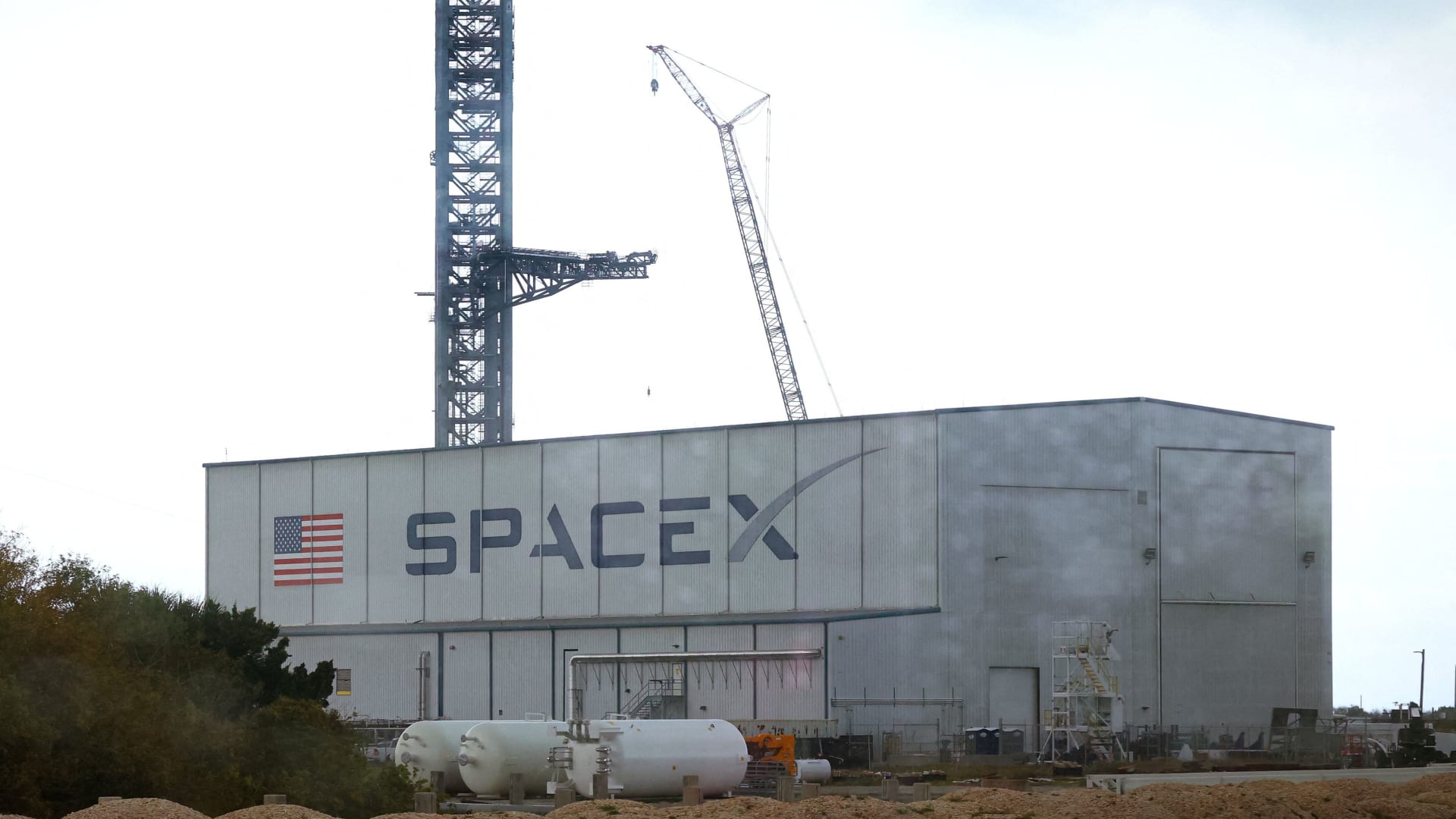 SpaceX tries to woo Wall Street with three-day analyst meeting this week, sources say