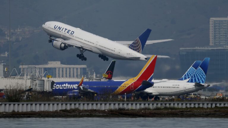 Airline stocks rebounded as oil pulled back. Why the rally may not last