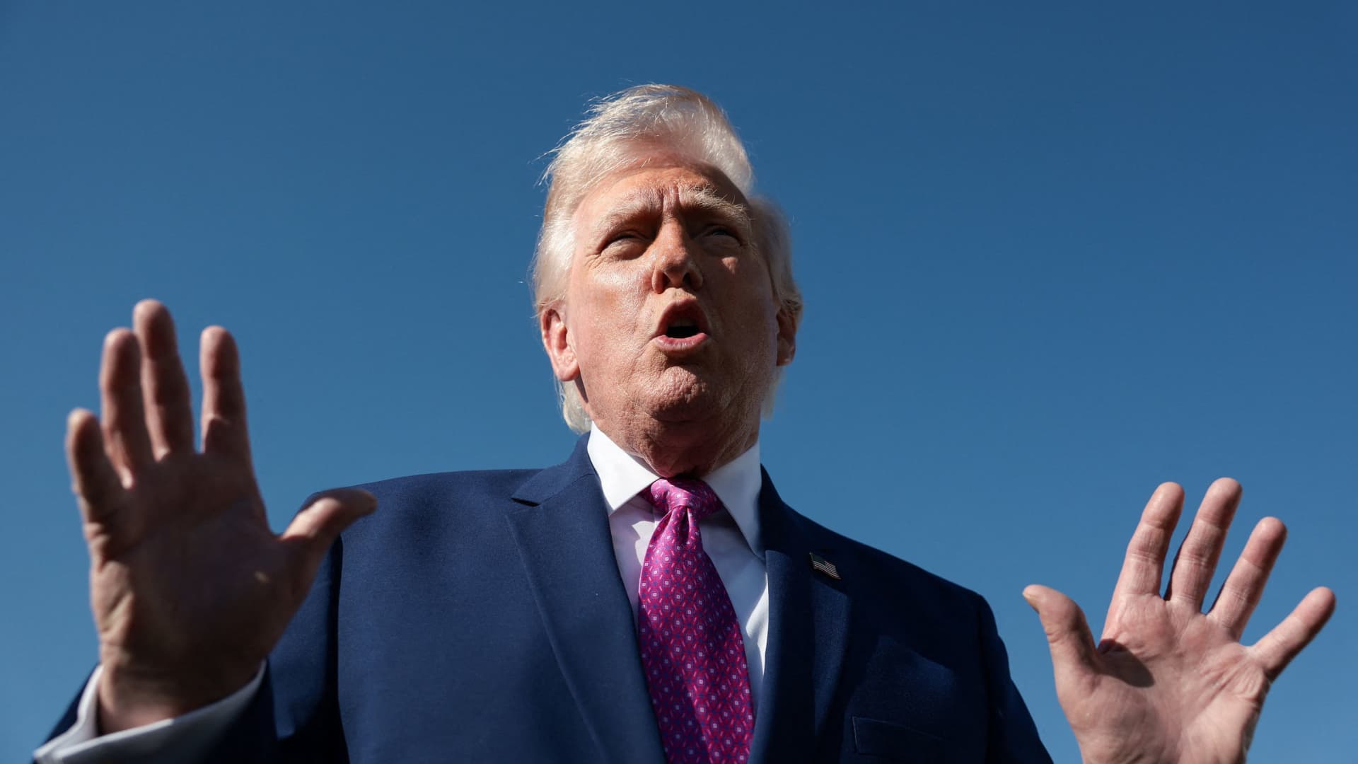 Trump threatens to fire Powell if the Fed chair doesn't leave office on his own