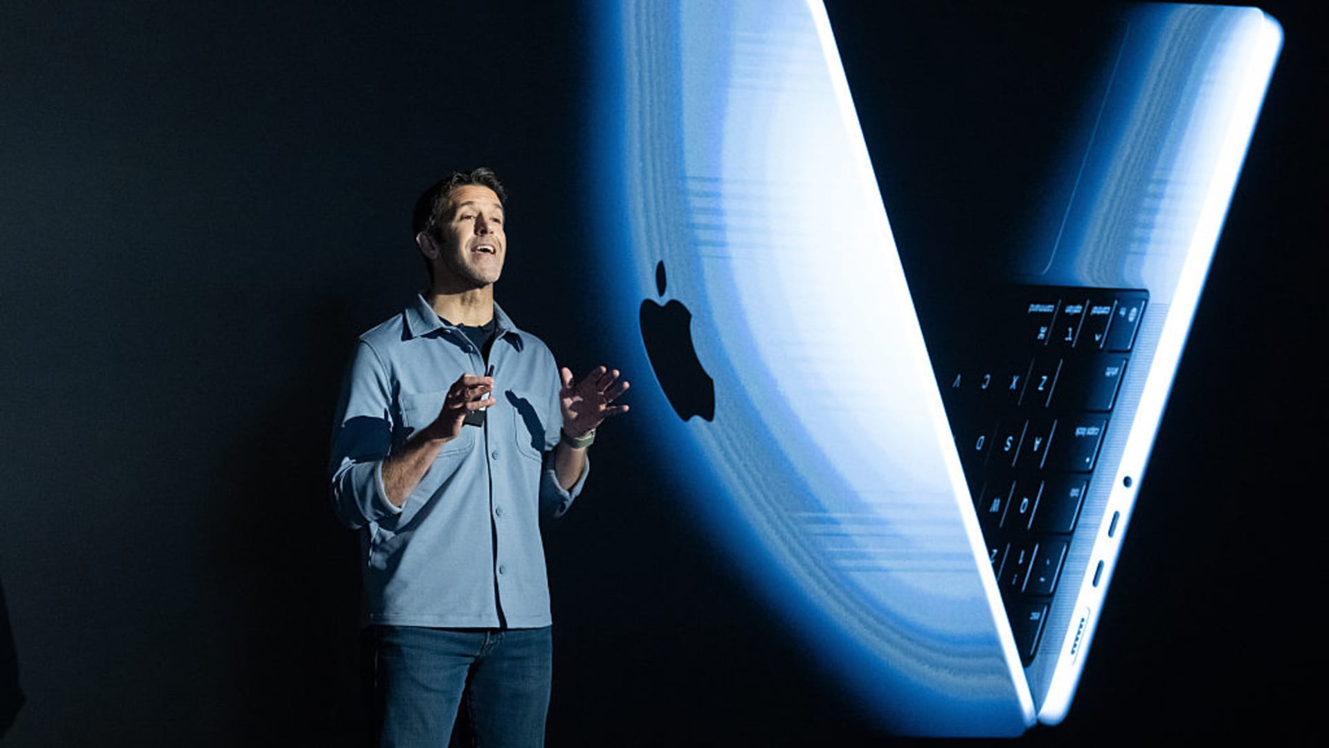 Why the timing of Apple's CEO change could mean a good earnings report is around the corner