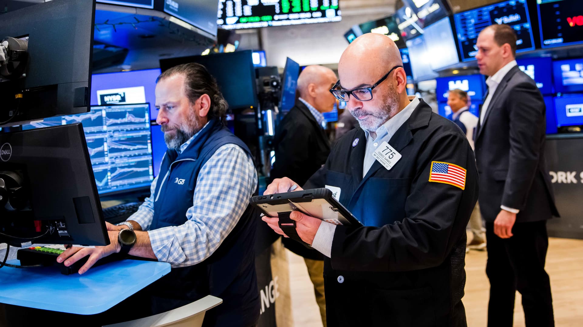 Stock futures are little changed after the S&P 500 posts another record, Wall Street awaits earnings: Live updates