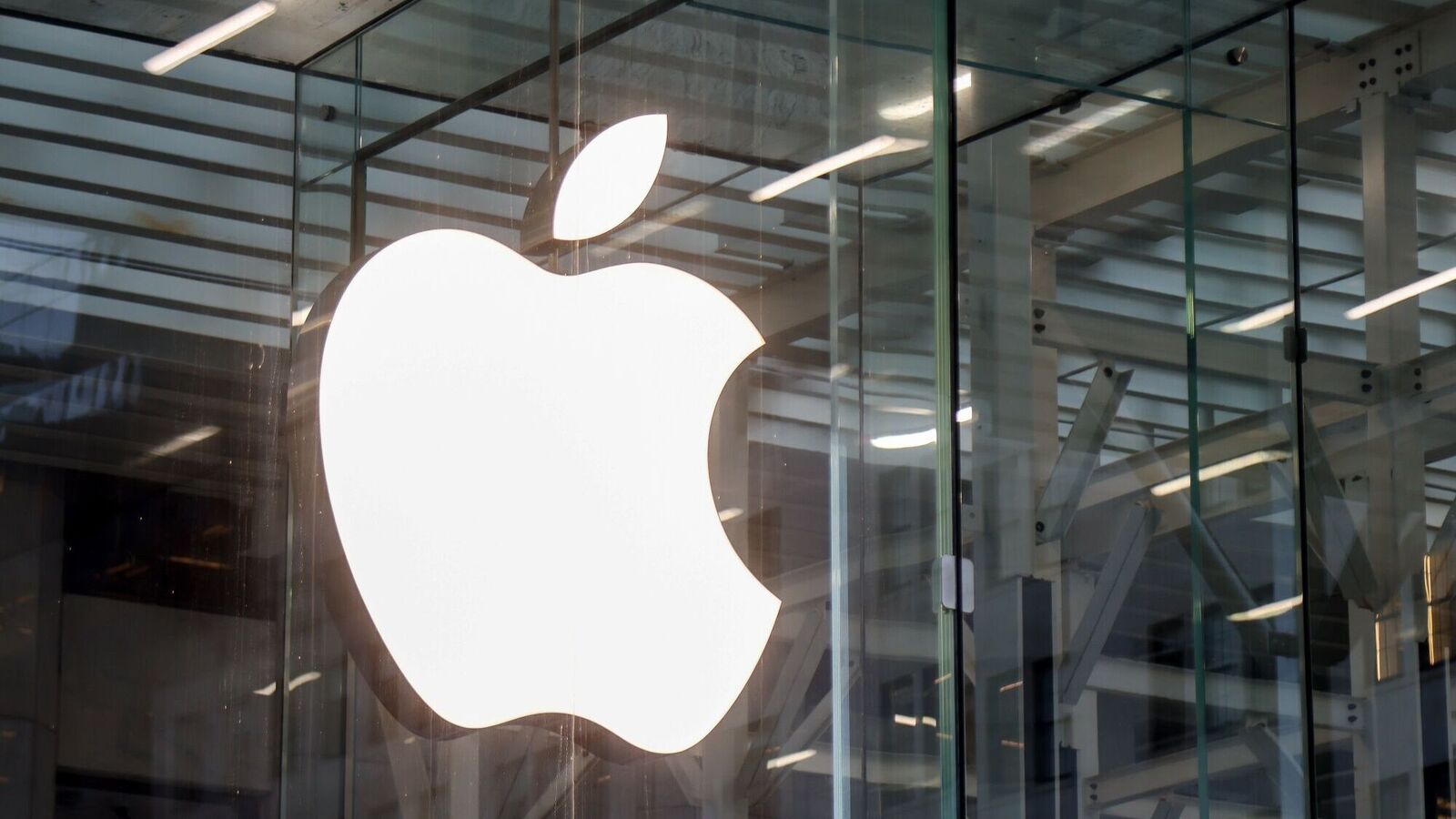 Apple shares gain as investors await second quarter earnings