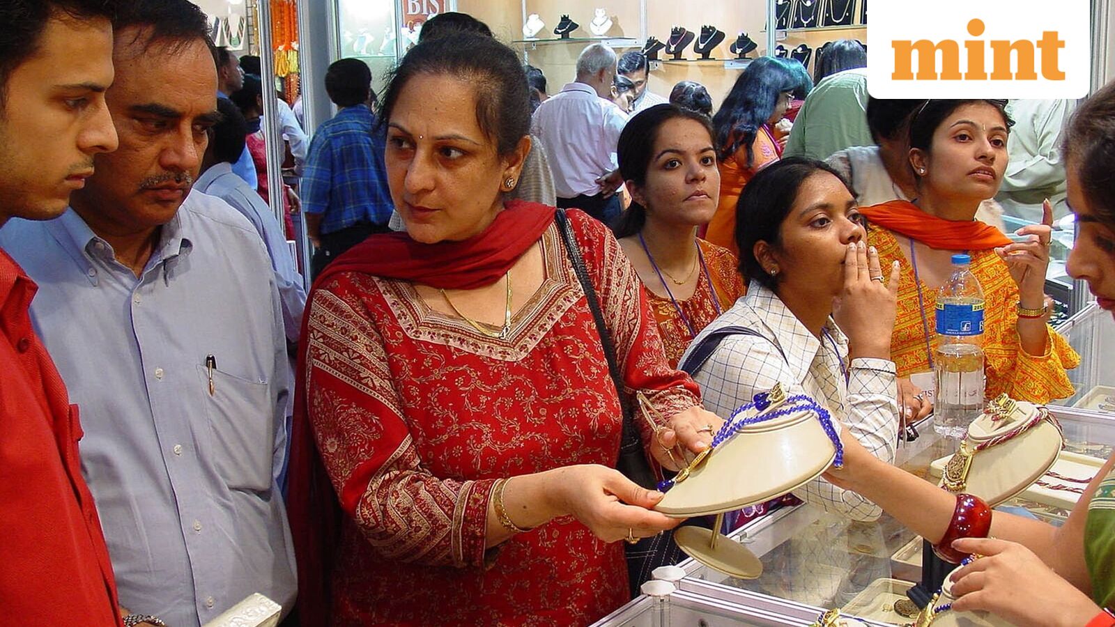 Gold rate today in India is under pressure as Israel's attack on Lebanon fuels crude oil price