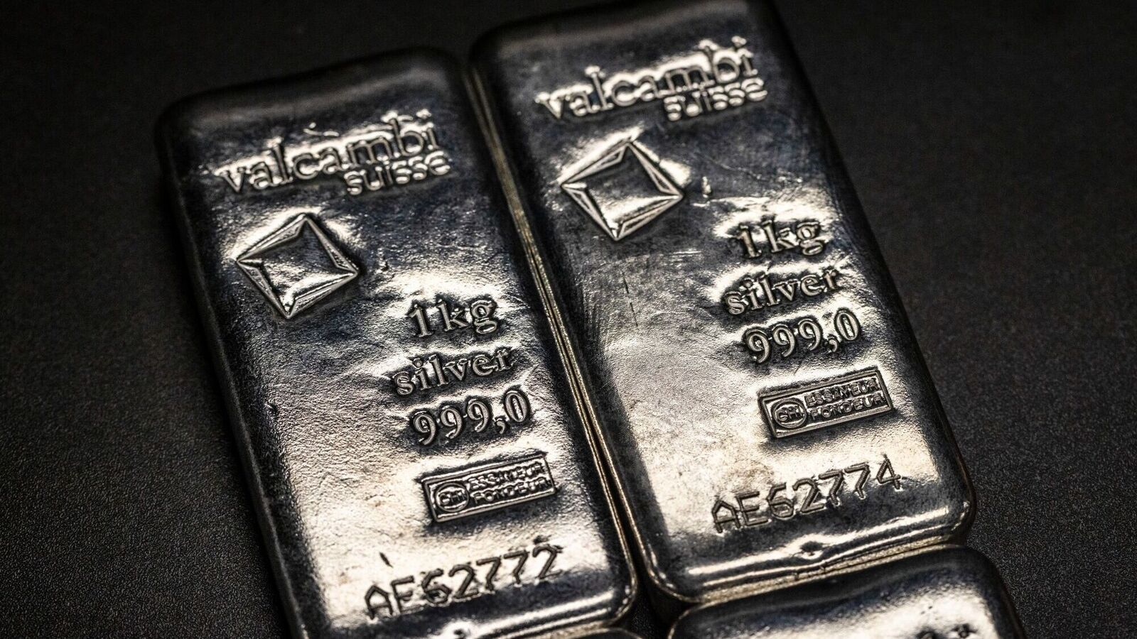 Silver price in India falls 0.7% amid a strong dollar; US-Iran ceasefire optimism caps downside