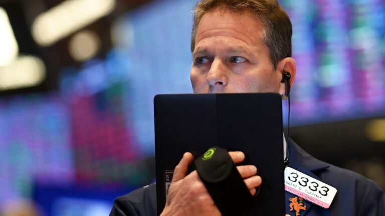 The charts are pointing to a breakout in short-term Treasury yields, says Carter Worth