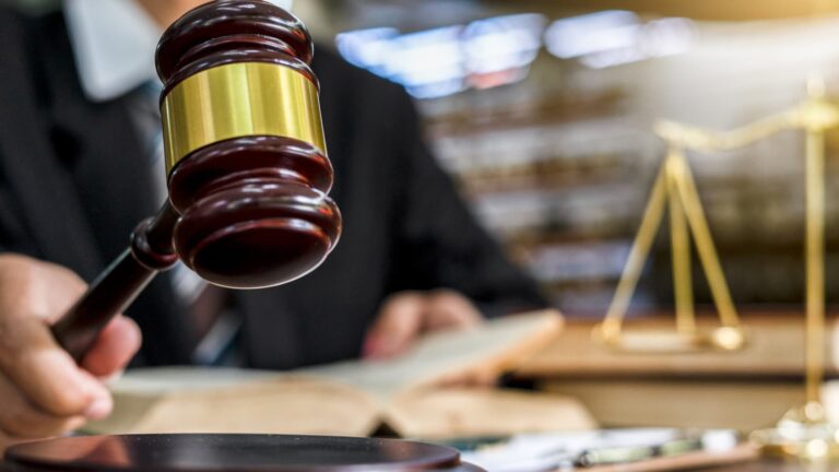Federal judge had sex in chambers with high-ranking police officer, panel says