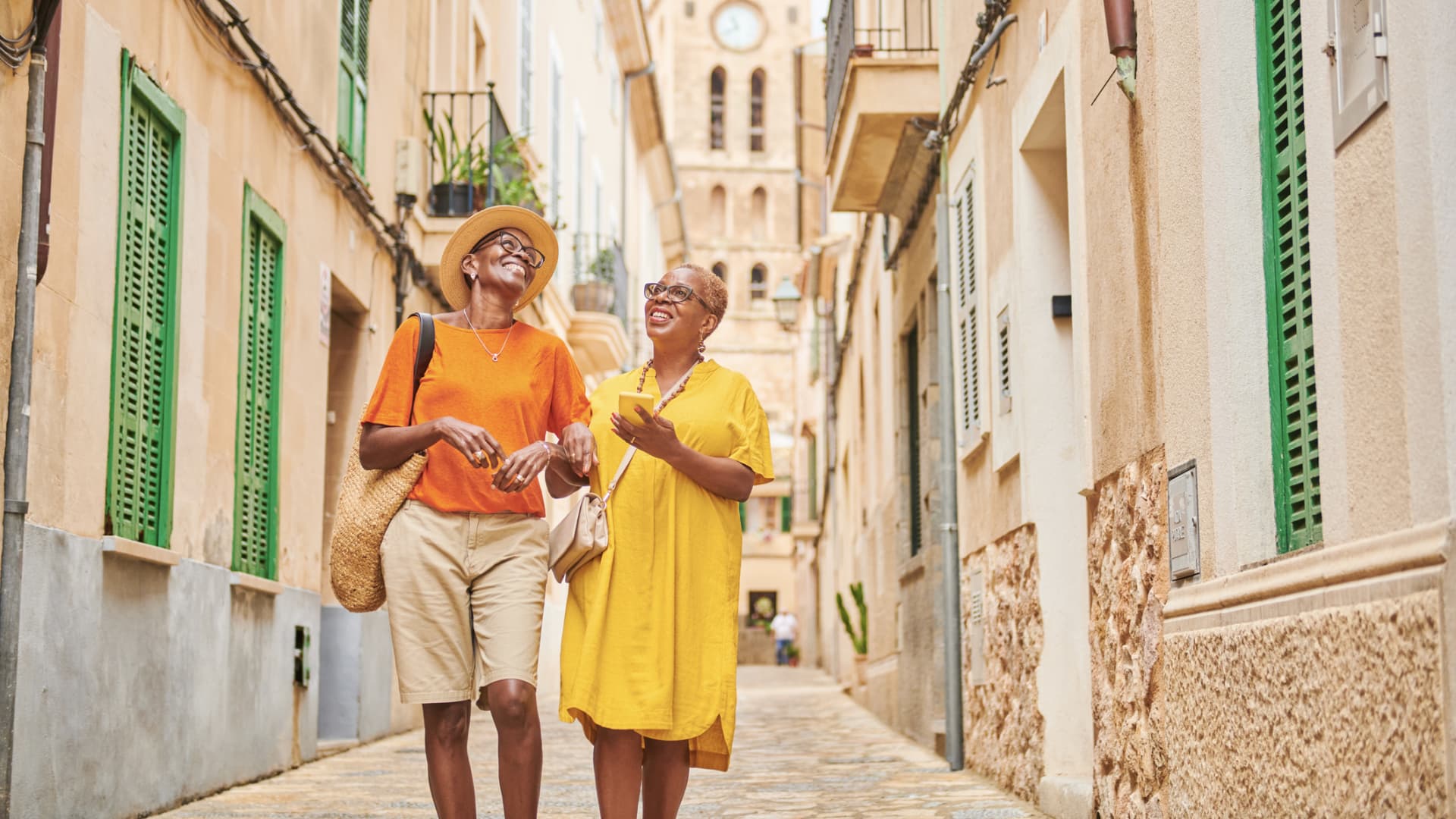Americans are leaving the U.S. in record numbers and spending hundreds to learn how to do it