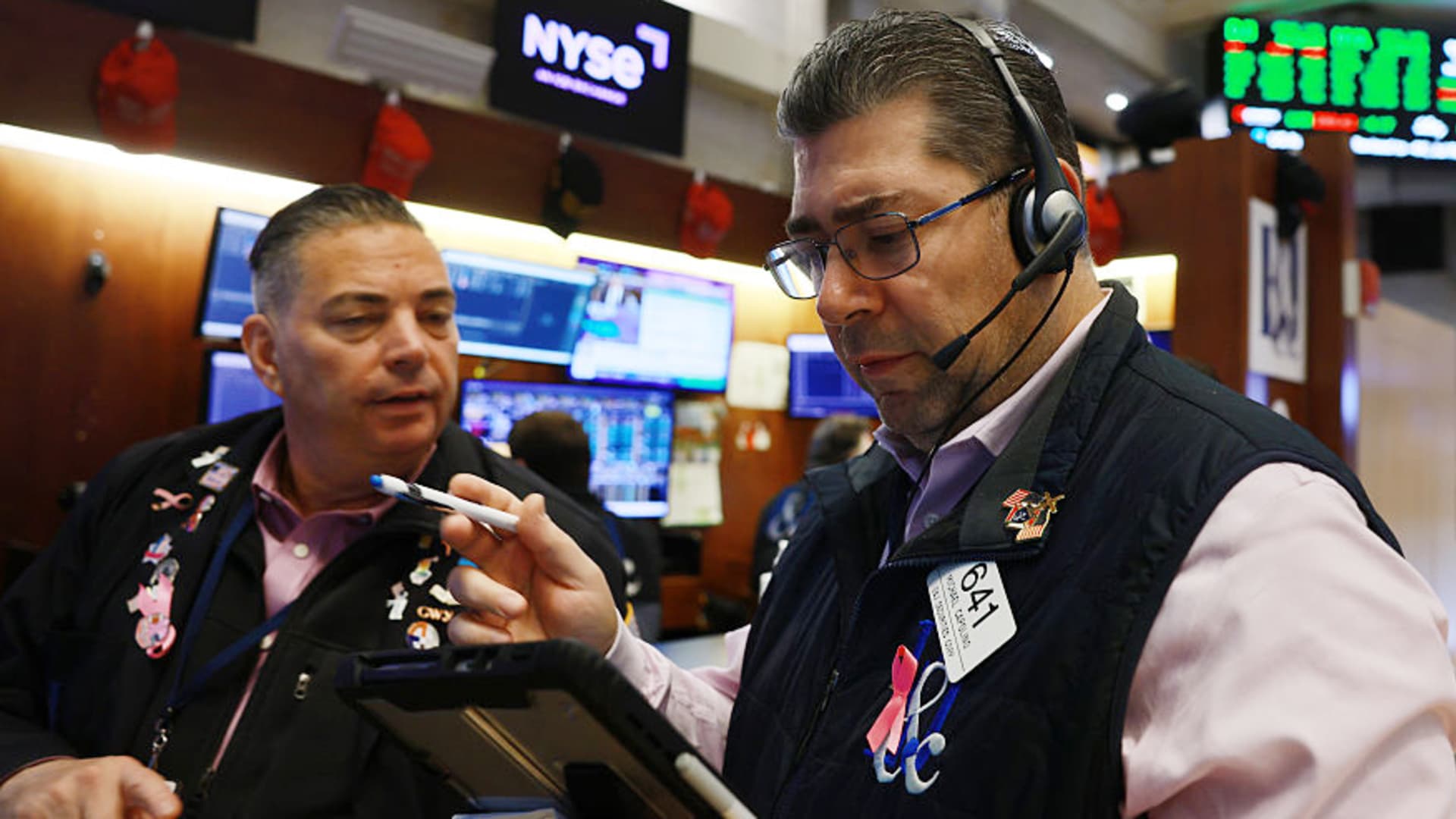 Fading the tech boom, hedge funds just dumped stocks in record numbers