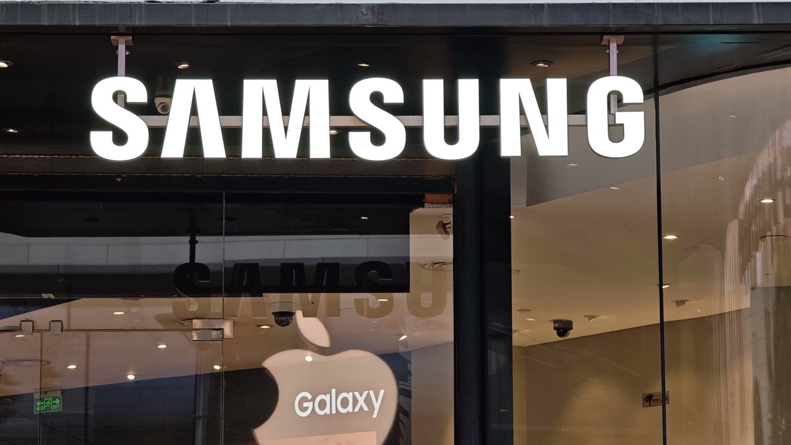 Samsung's shares surge as much as 6% company ships next-generation AI memory chip samples