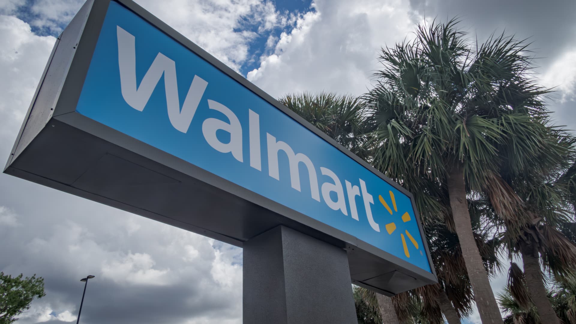 Walmart has been on fire this year. How high earners are driving the stock higher