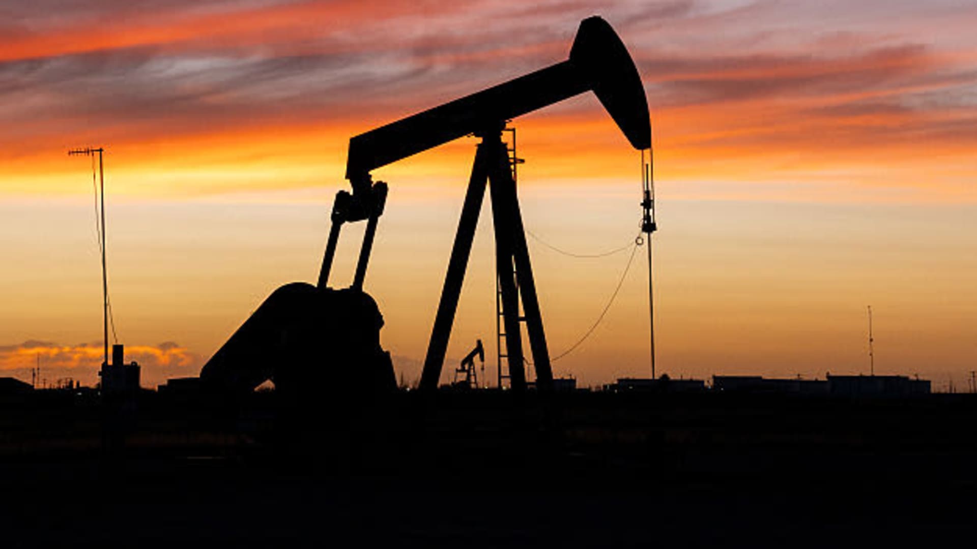Why oil prices matter so much to DuPont, and the big earnings report to watch tonight