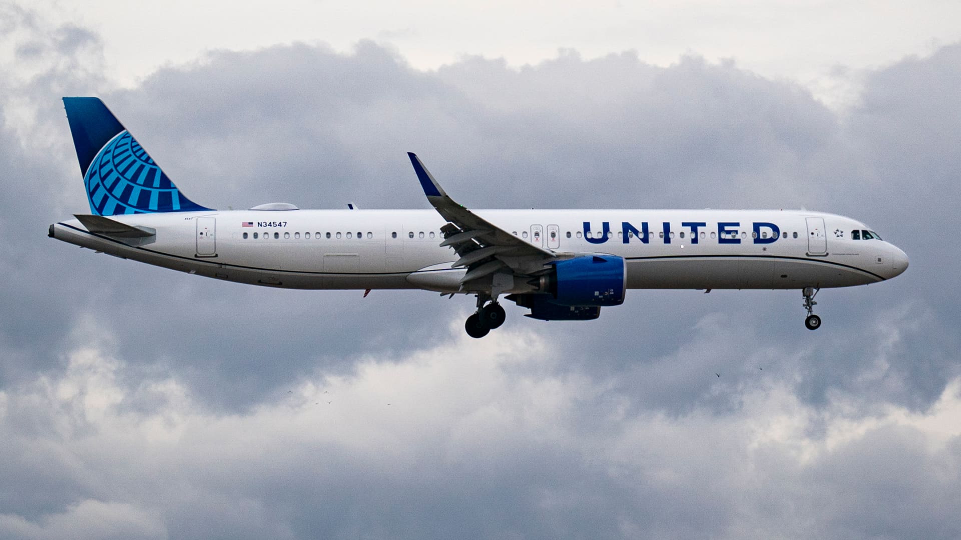 United Airlines flight attendants ratify new contract with 31% raises this summer