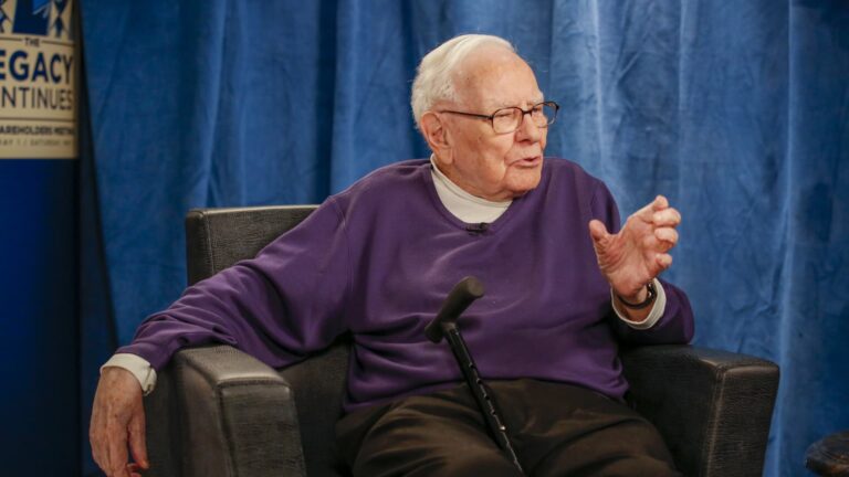 Warren Buffett, Stephen Curry lunch auction fetches $9 million for charity