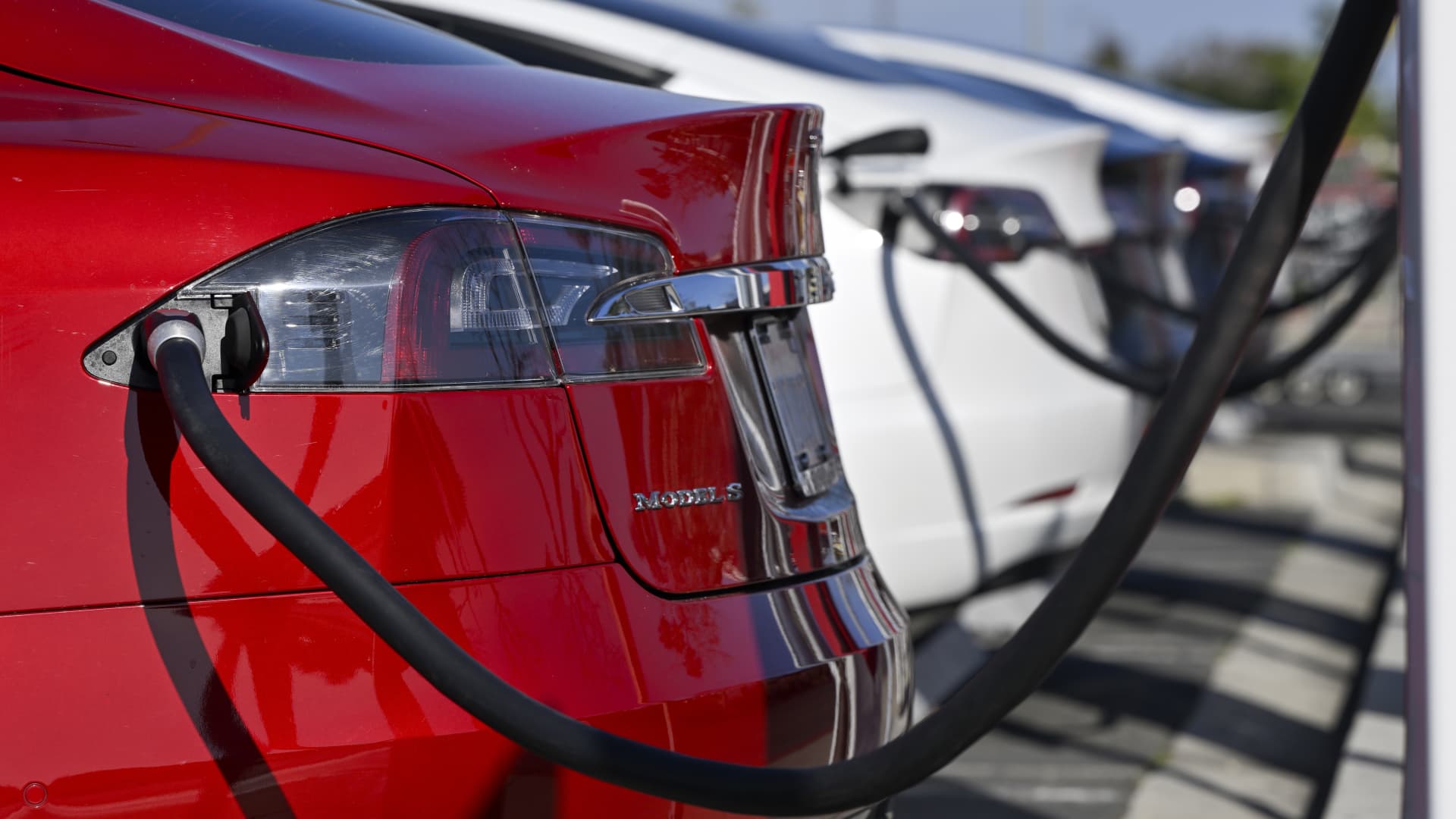 House lawmakers propose $130 annual EV fee to pay for road repairs