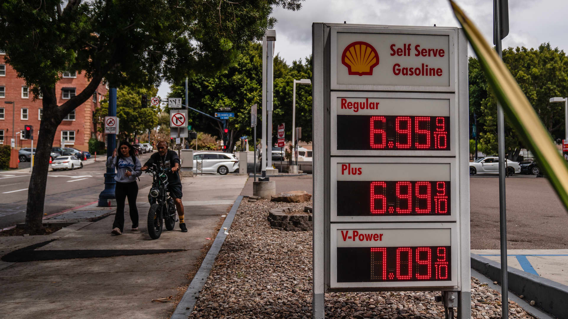 Consumer sentiment falls to fresh record low in May as surging gas prices hit outlook