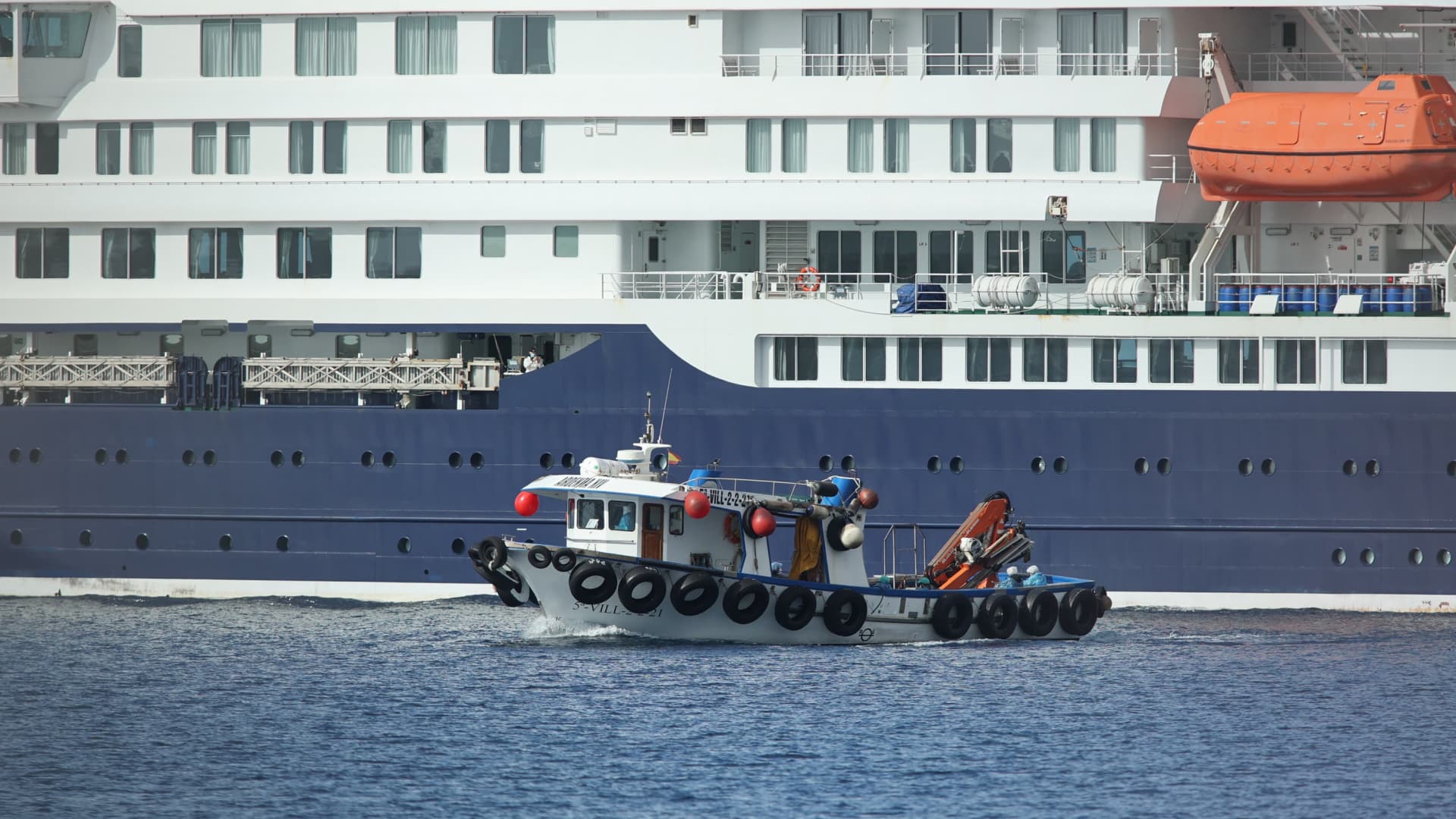 Spanish passengers start disembarkation from ship hit by hantavirus