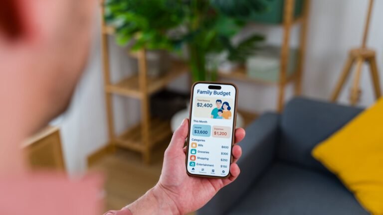 Living paycheck to paycheck? These budgeting apps can help you stay ahead of your spending