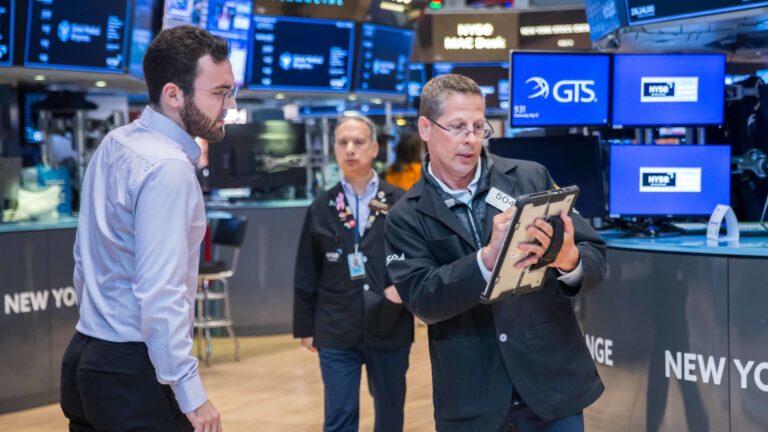 Can the S&P 500 hold on for a 7th weekly gain? Plus, Friday's best and worst stocks