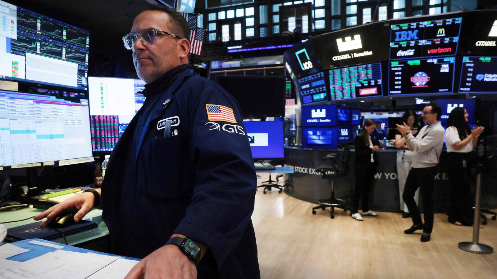 Wall Street gains as investors await details on Iran deal, Dell surges 30%, Hewlett Packard jumps 15%