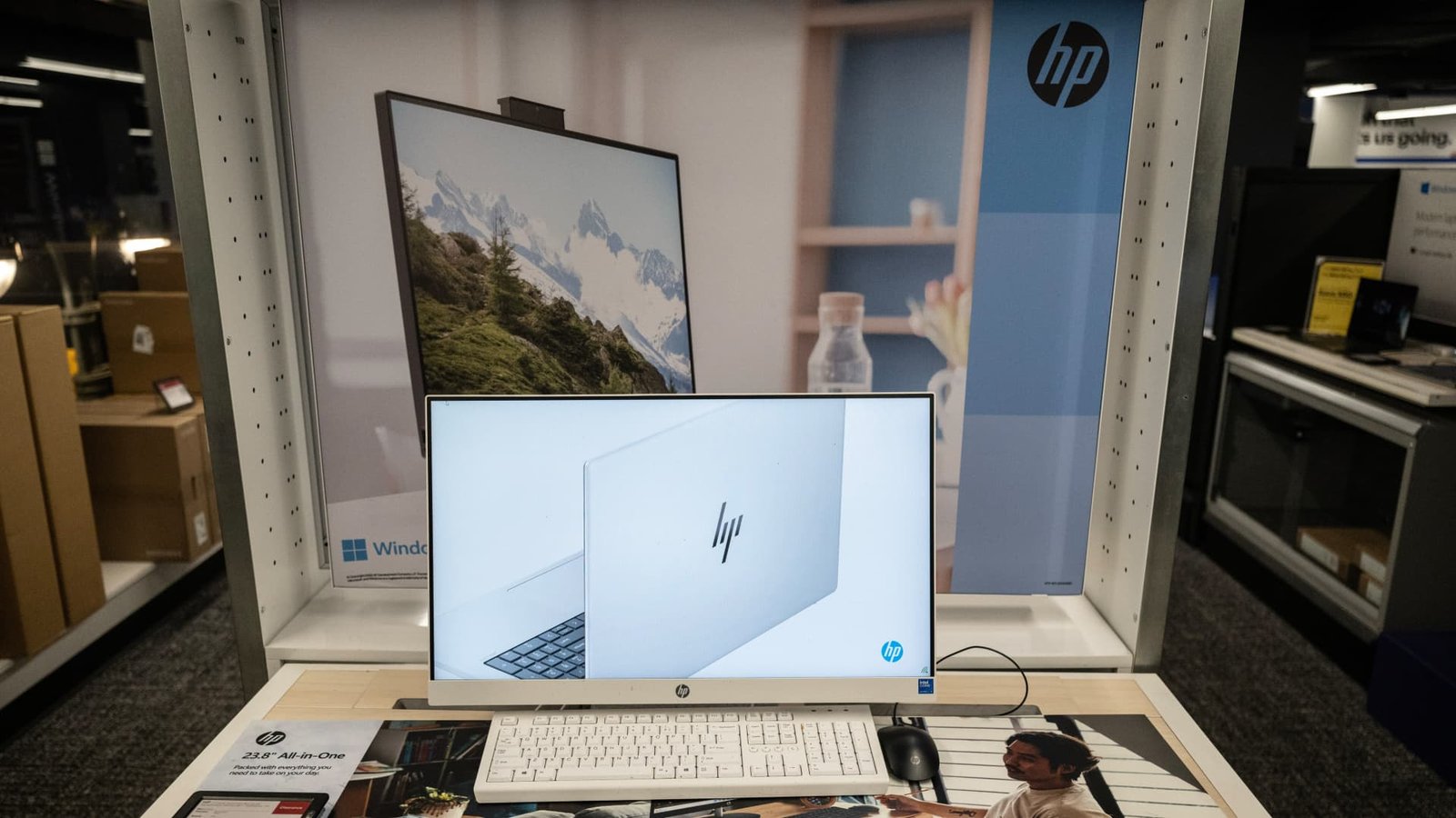 Rise in memory chip costs puts pressure on retailers of laptops and smartphones