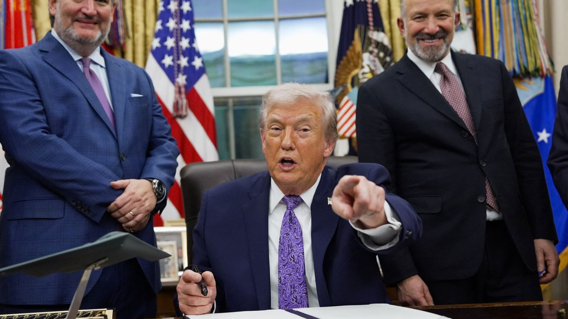 Trump signs AI executive order asking companies to give government early access to models