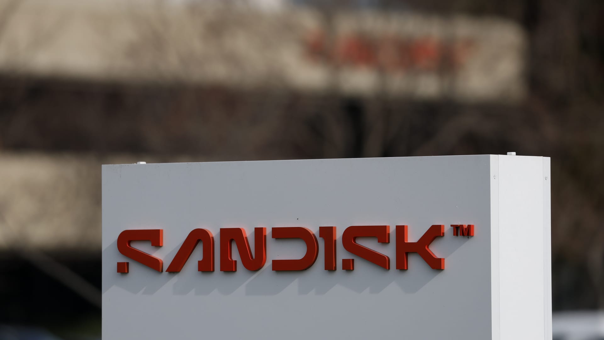 Bank of America hikes Sandisk price target to $2,100. Here's why