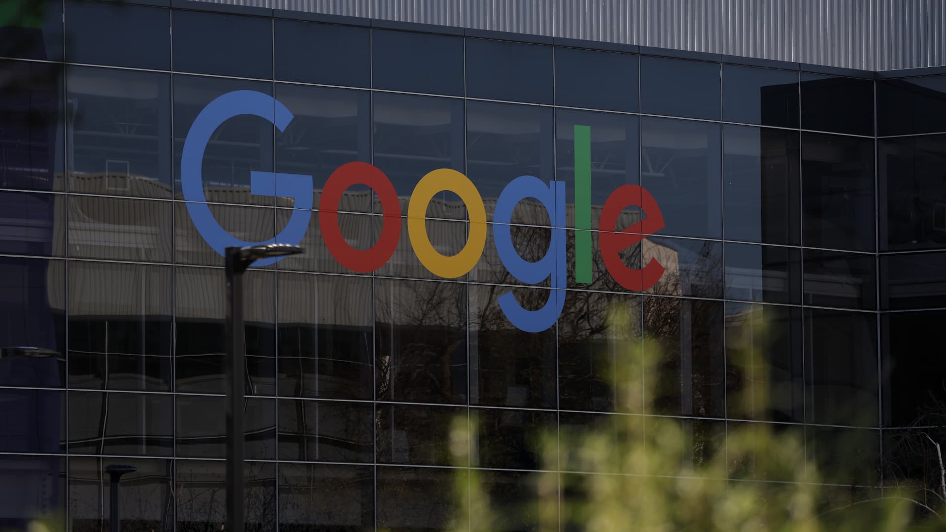 Alphabet's plan to sell $80 billion in stock to fund its AI buildout isn't all bad