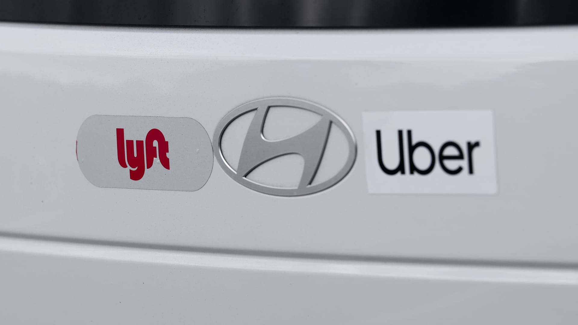 Lyft, Uber sue New York City to block driver retention law