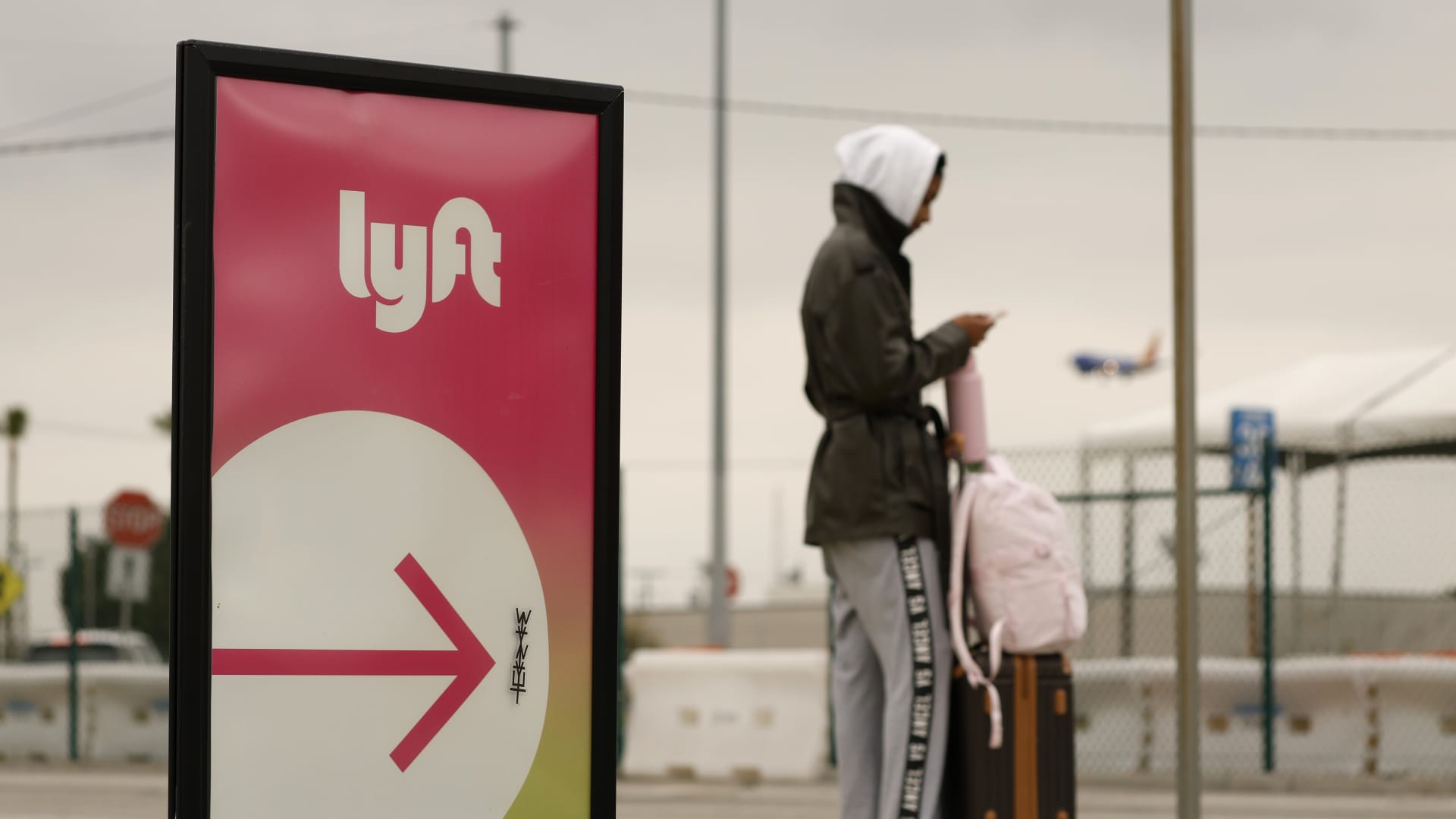 This struggling rideshare stock could reap rewards of robotaxi boom, Rothschild & Co. says