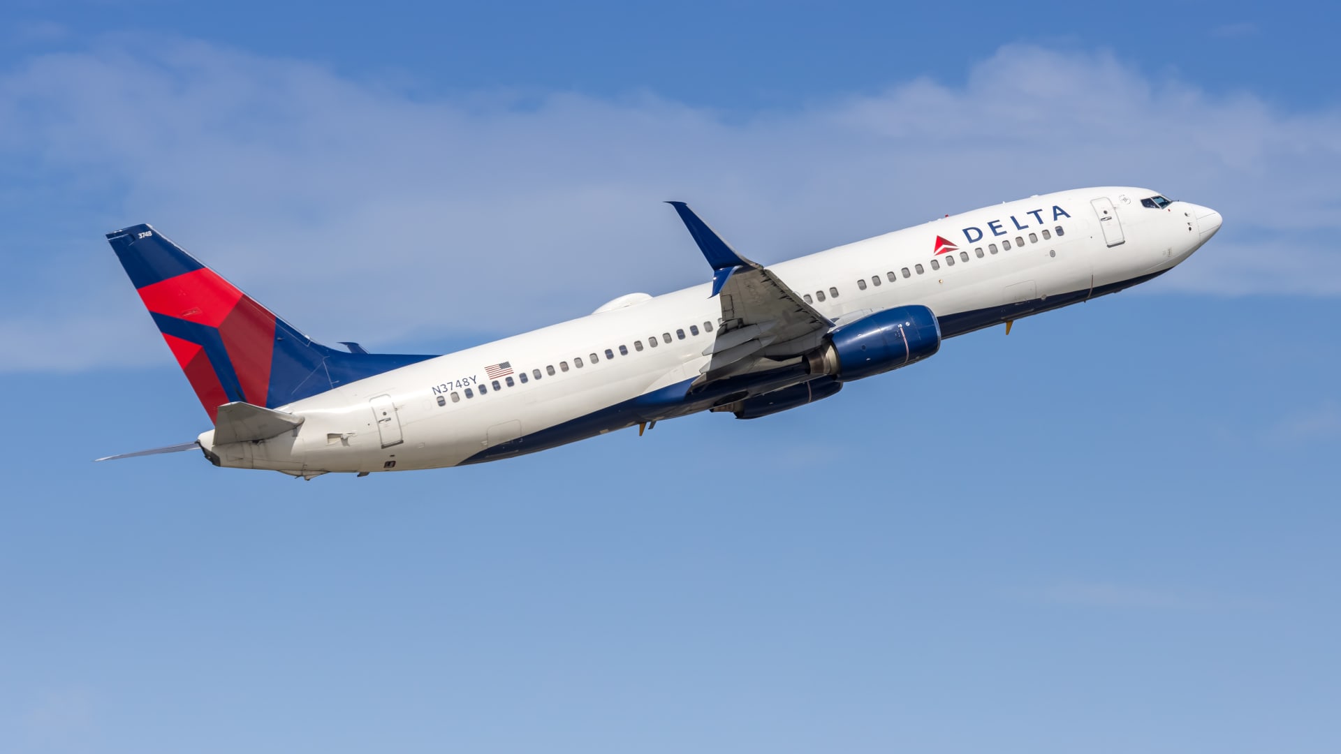 Delta SkyMiles credit cards now come with 2 free checked bags and monster intro offers. Are they worth it?