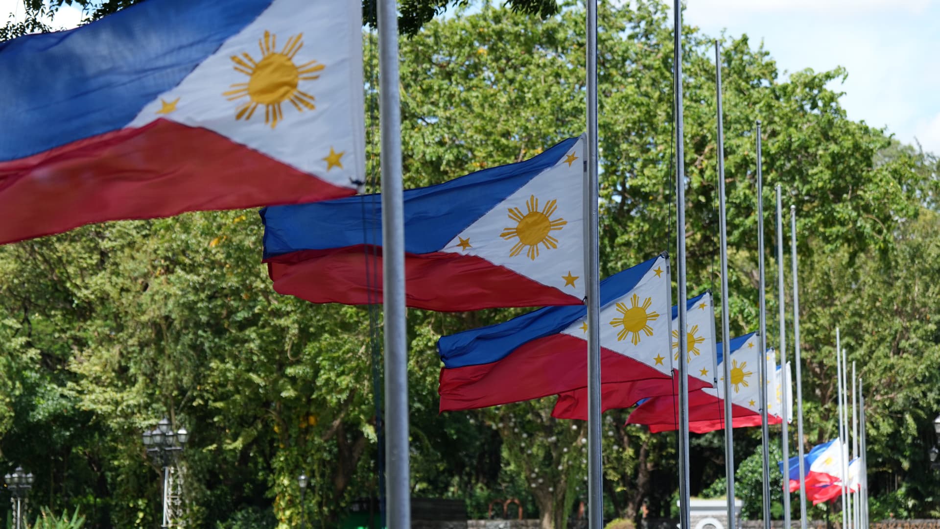 Earthquake of magnitude 7.8 strikes off southern Philippines, tsunami warnings issued