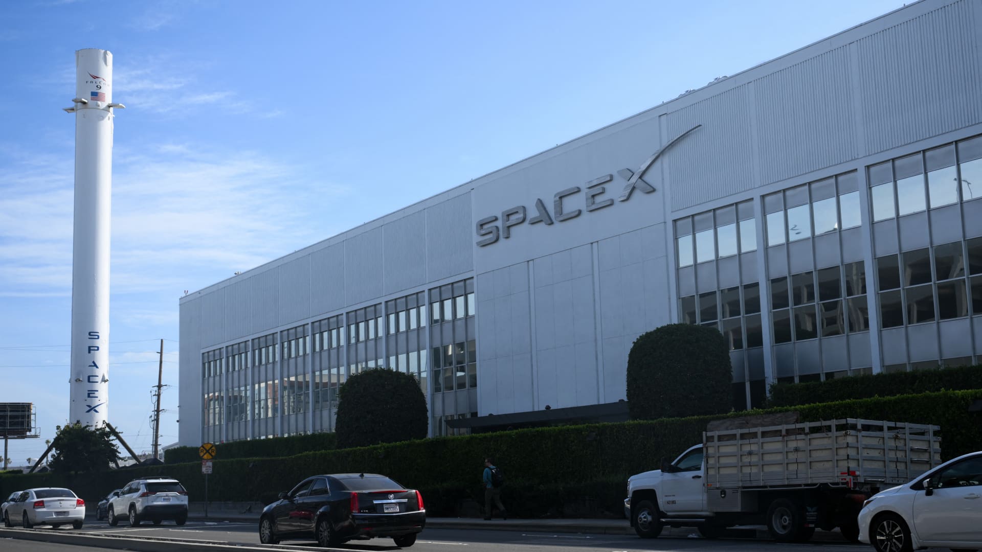 The first Wall Street firms are out with their SpaceX recommendations. Here's what they're saying