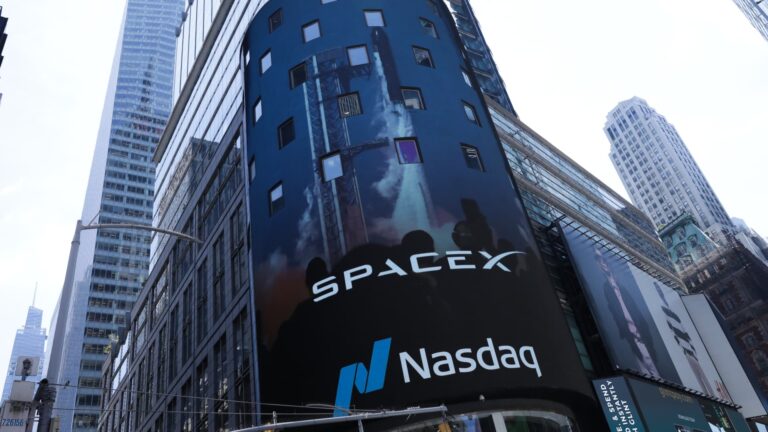 SpaceX gains 6% in premarket after record debut