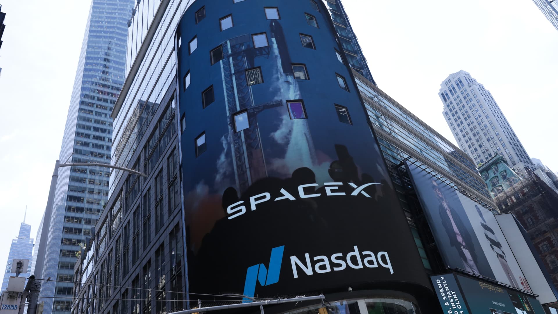 SpaceX gains 6% in premarket after record debut