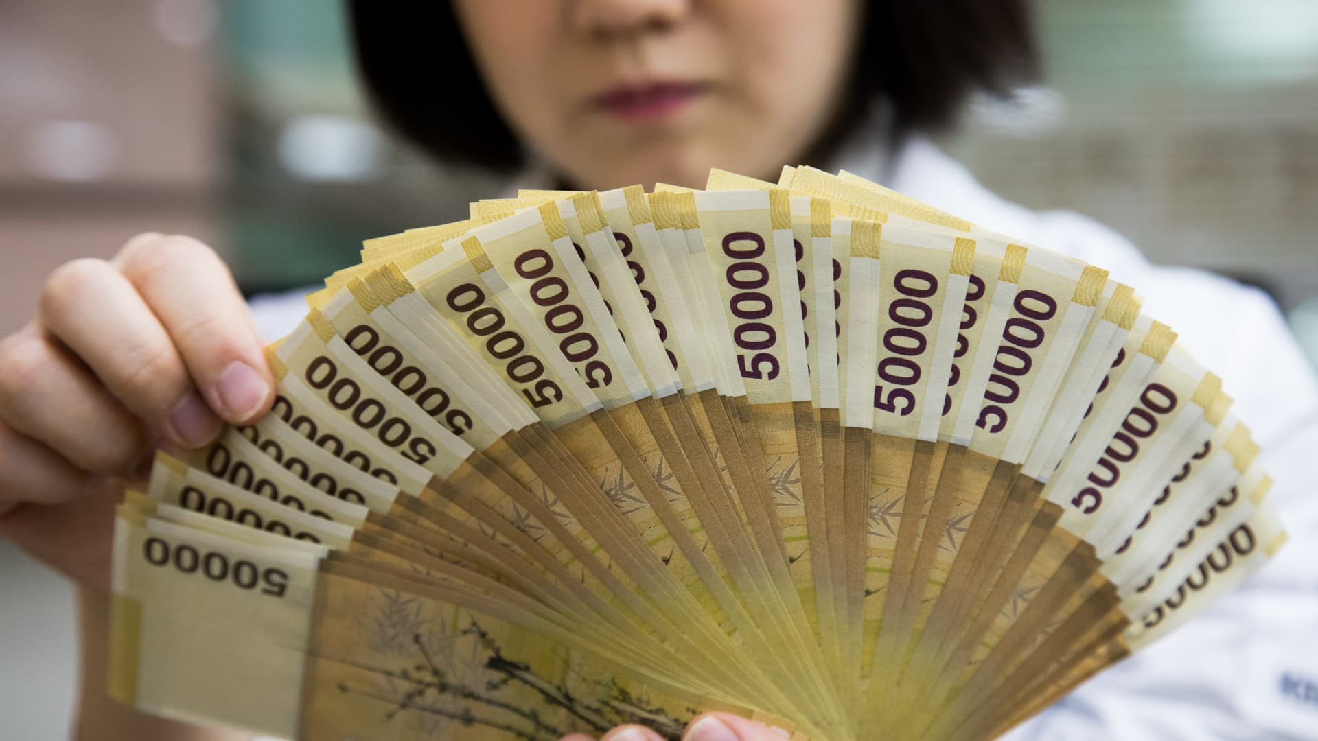 Massive bonuses for South Korea's chip workers puts central bank on inflation alert