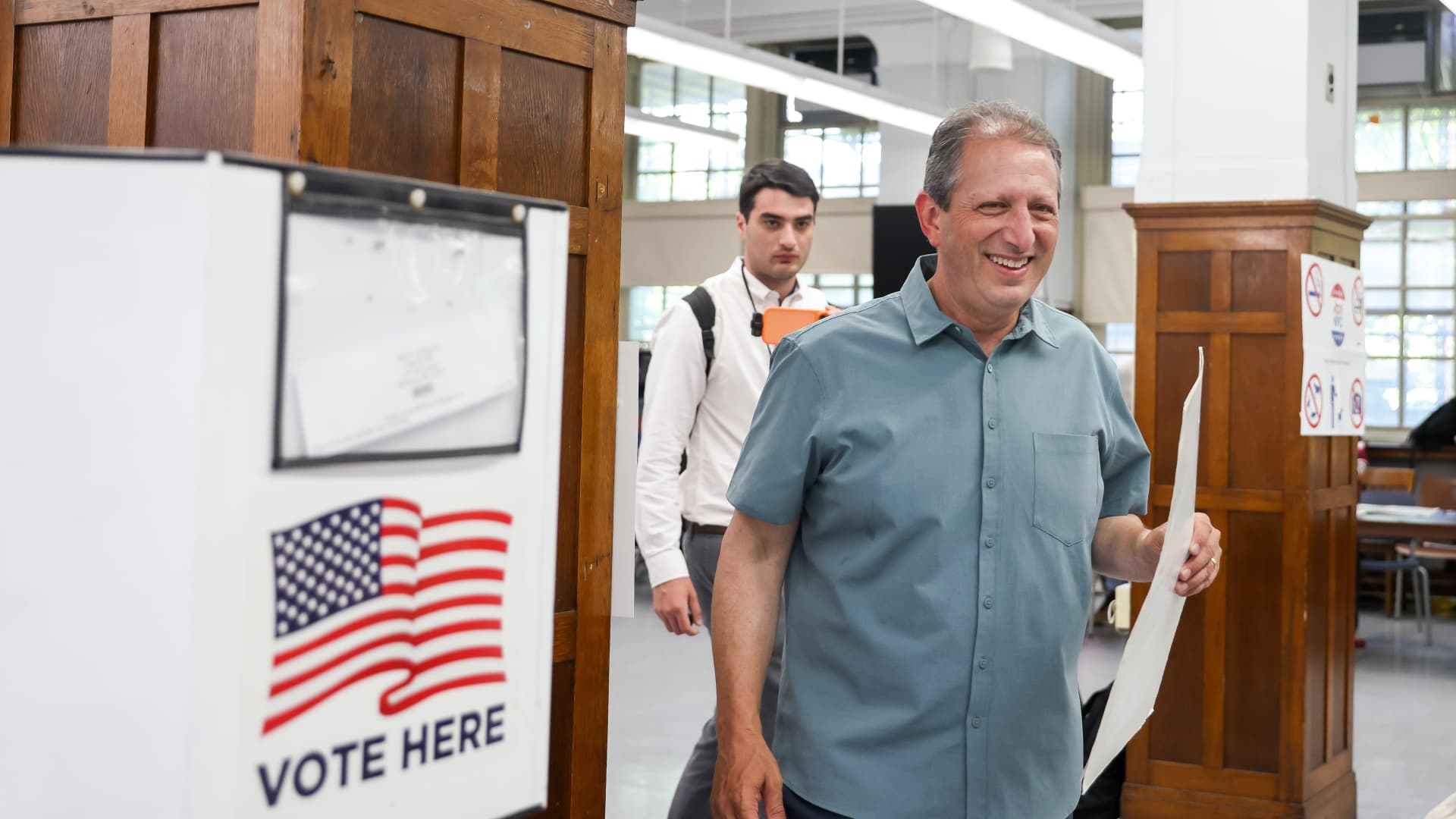 Progressive Brad Lander’s surging bid for Congress splinters Democrats' labor union alliance