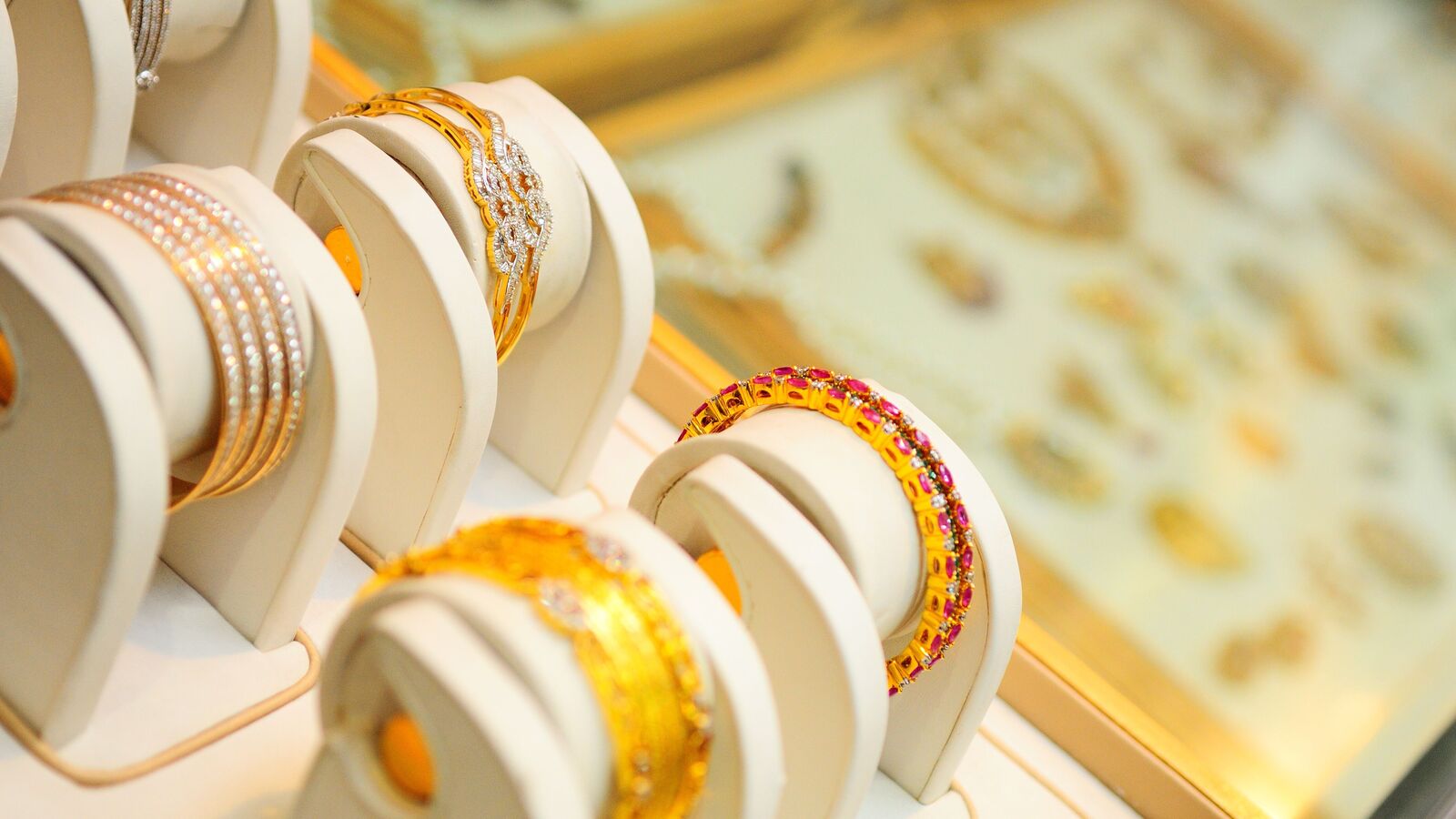 Gold Rate Today: MCX gold price falls below  ₹1.59 lakh per 10 grams, silver slips 2% ahead of RBI policy