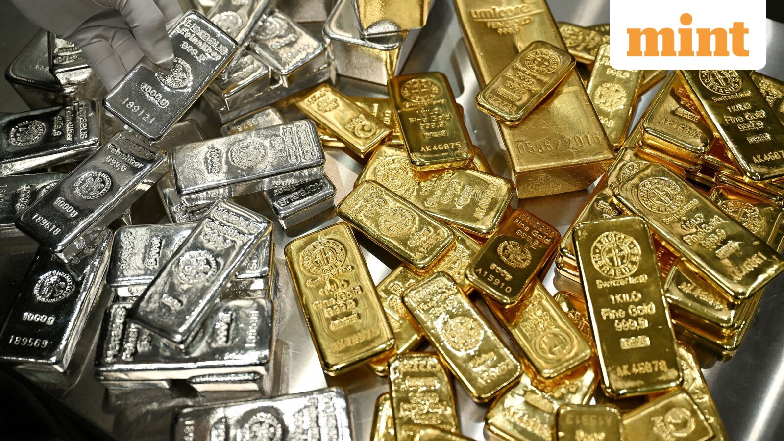 Gold loses shine?  ₹725 crore exits Gold ETFs - Should mutual fund investors be worried?