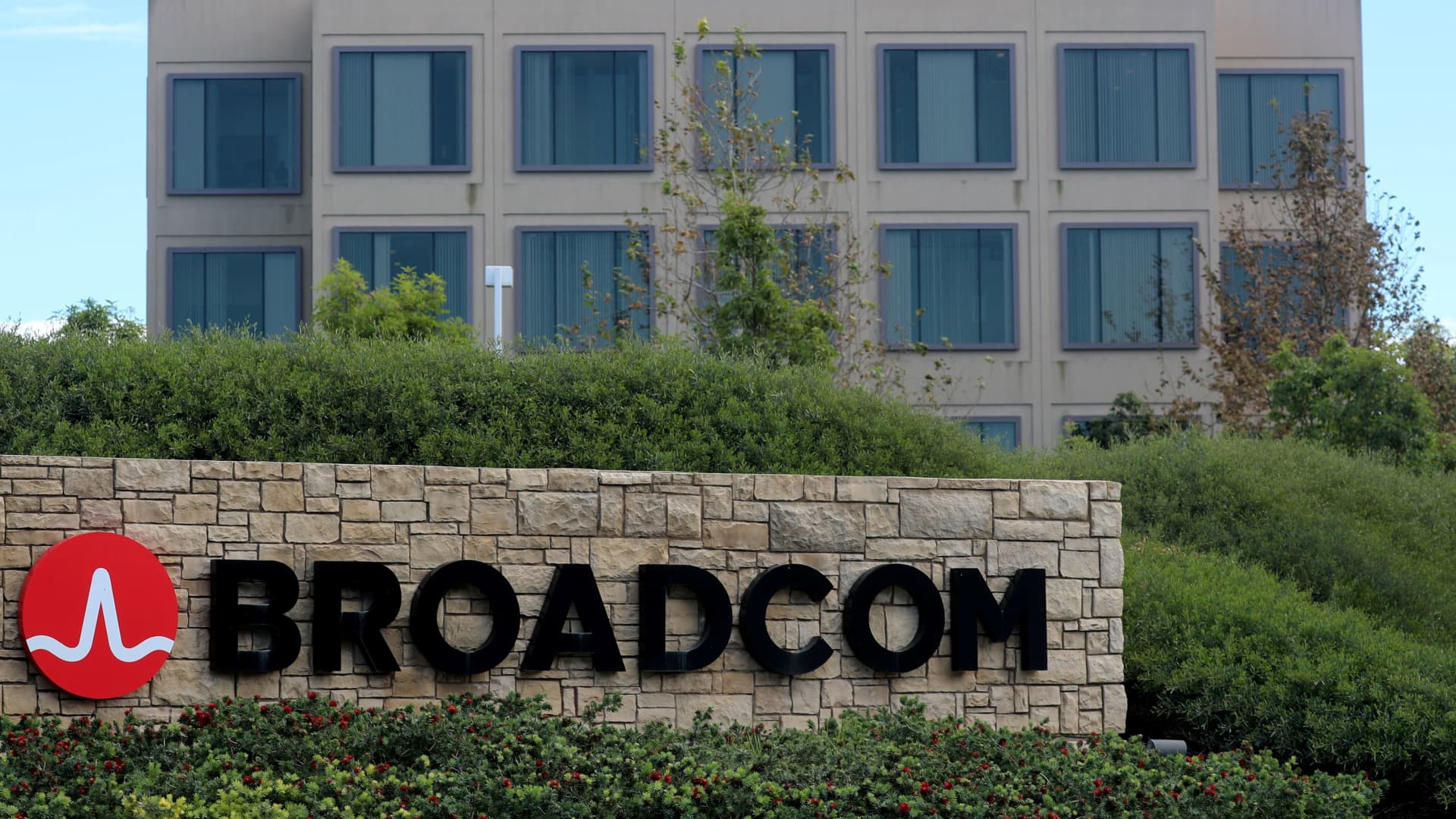 A breakout in Broadcom may be forming. How to trade it if it materializes