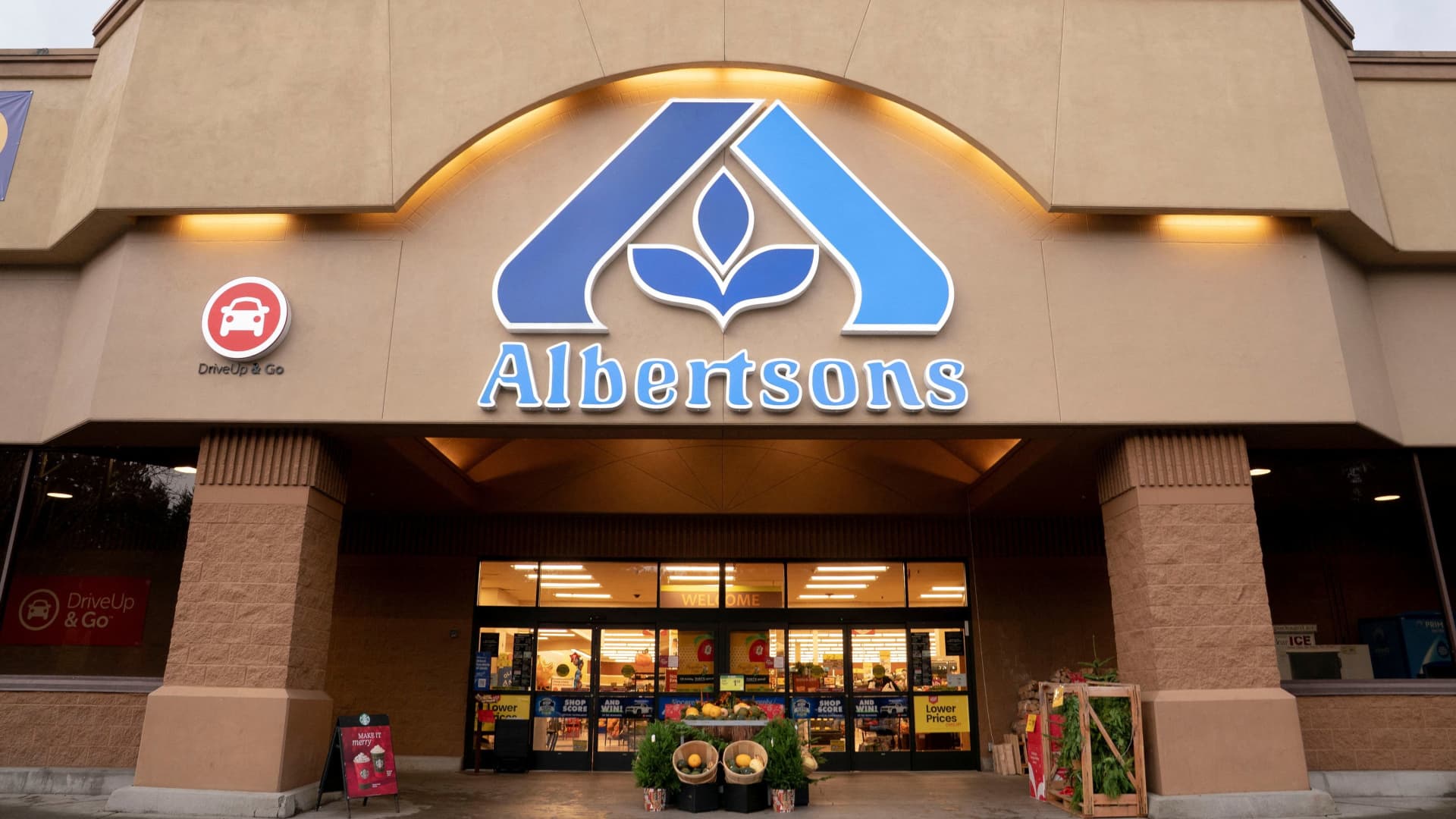 Albertsons stock plunges as it says weaker grocery spending will cut into sales and earnings
